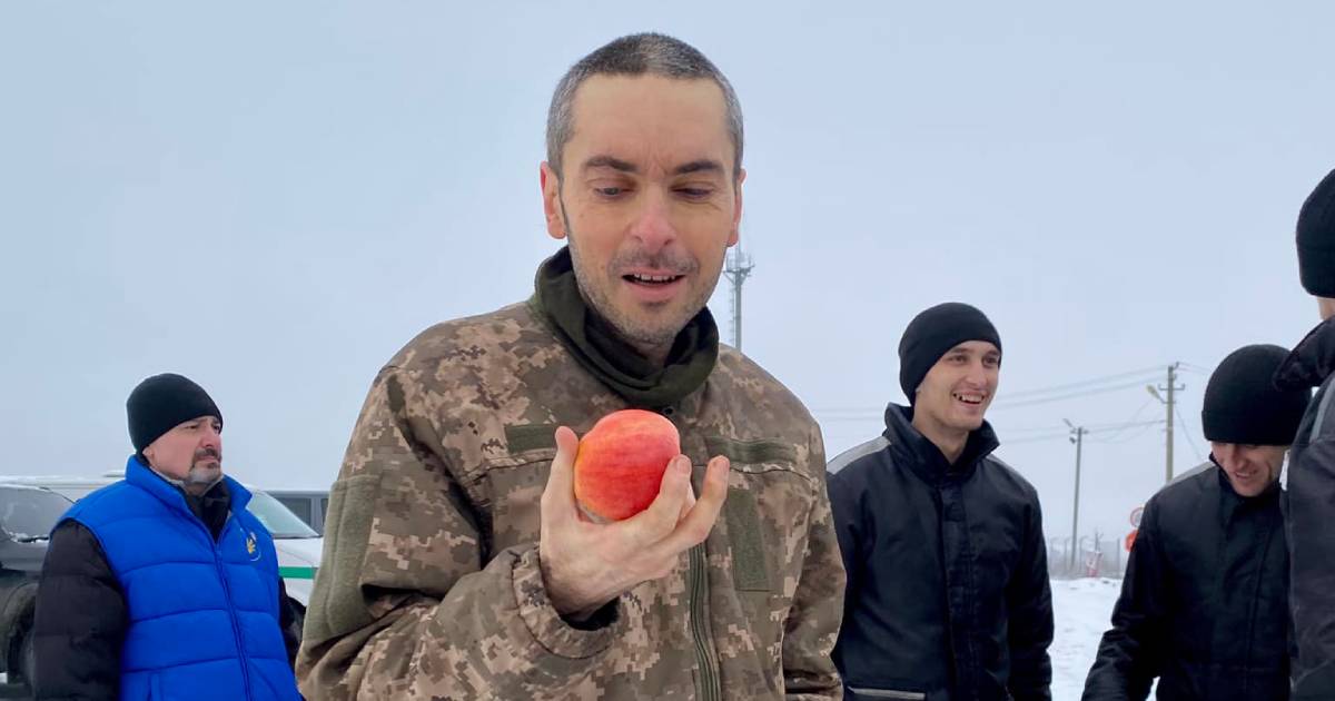“I’m afraid to taste it”: a soldier released from captivity admitted that he holds an apple in his hands for the first time in almost a year.  VIDEO
