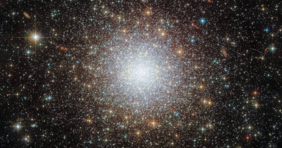 The Hubble telescope photographed a globular cluster in the “satellite” of the Milky Way.  PHOTO