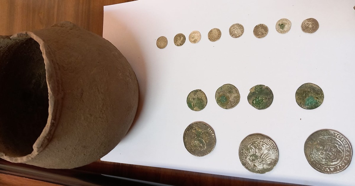 “Treasure pot”: thousands of medieval coins were found in Romania.  PHOTO