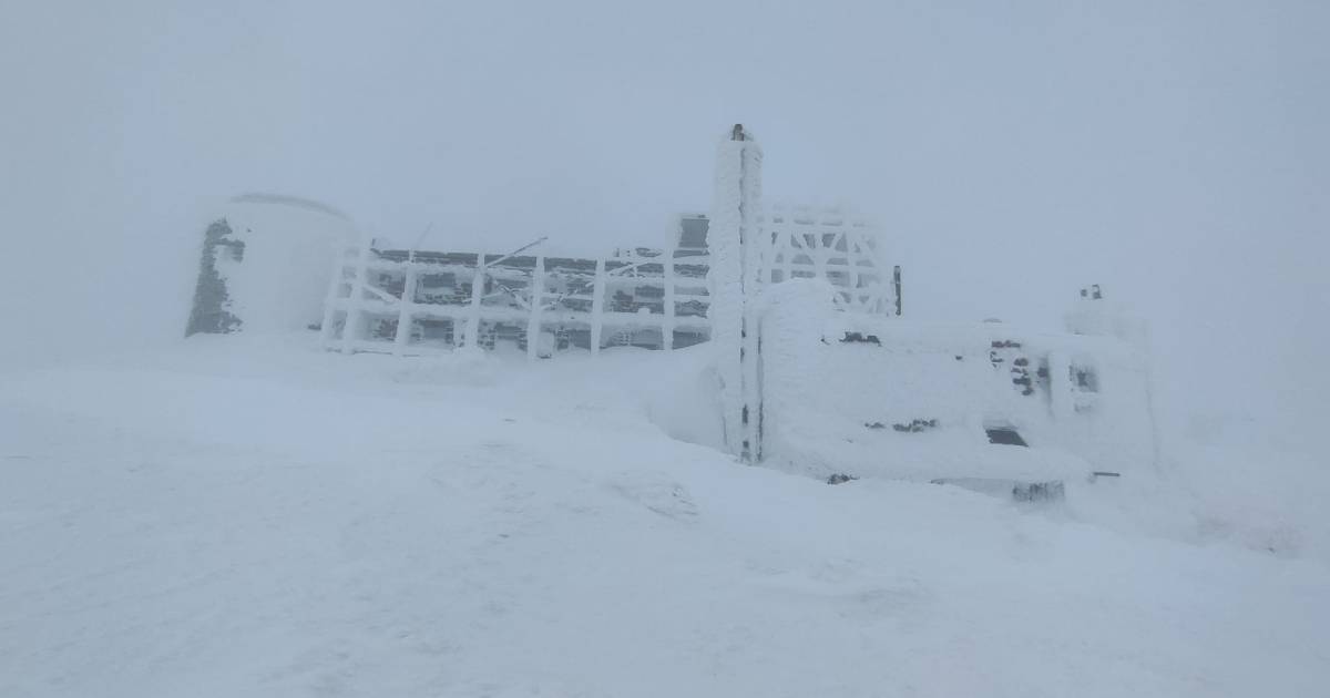Visibility up to 50 meters: rescuers showed what Pip Ivan looks like under the snow.  PHOTO