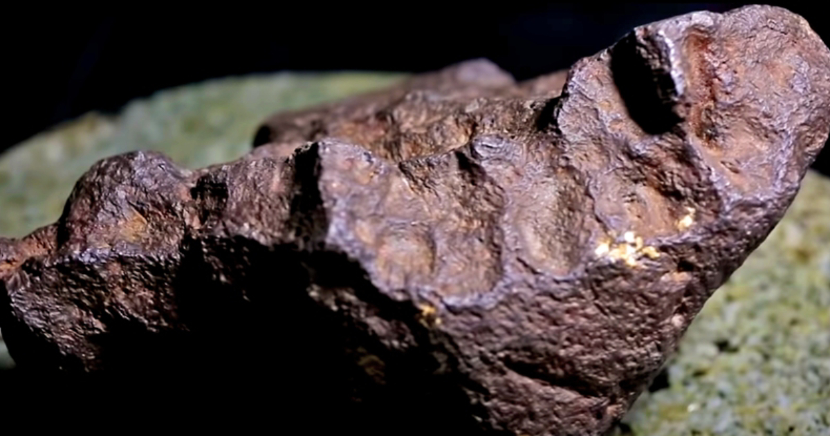In the USA, a farmer propped up a door with a meteorite worth ,000 for 30 years.  VIDEO