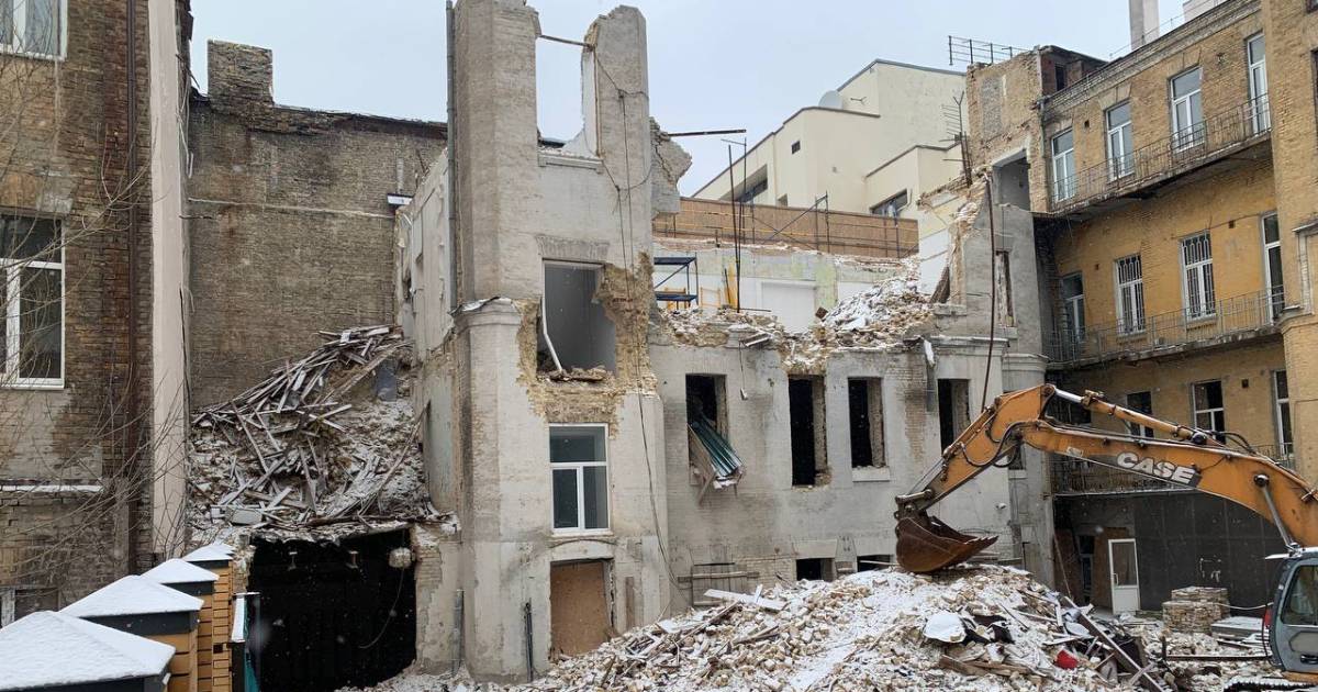 The developer demands that the building on Reitarska Street in Kyiv be stripped of its historical monument status