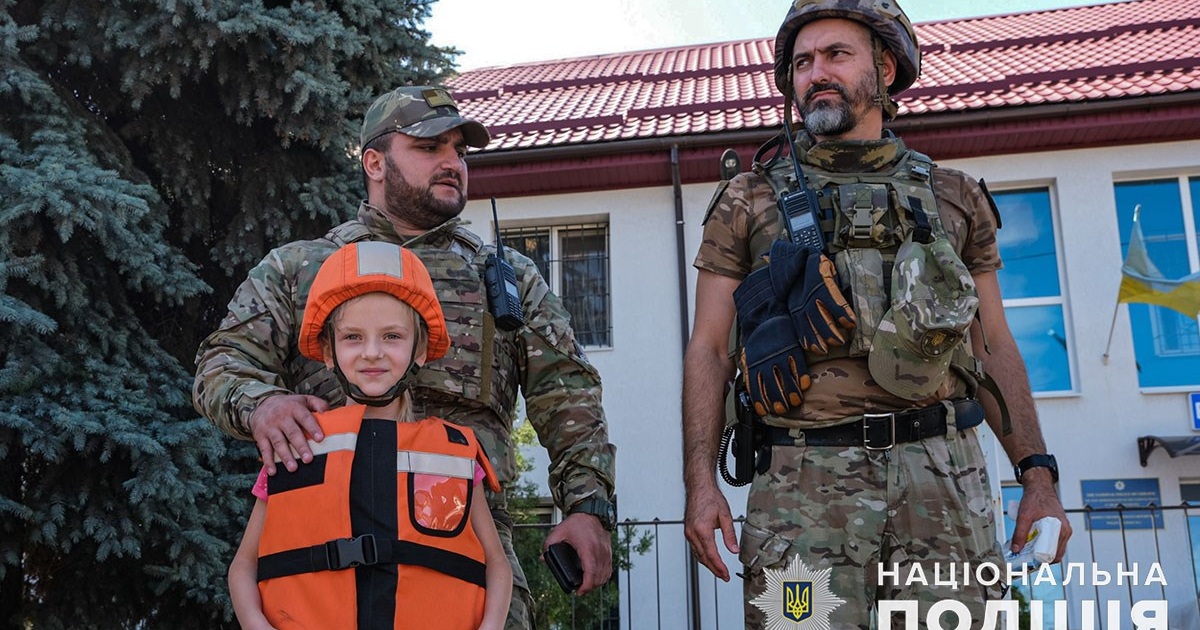 The National Police evacuated three children and their mother from New York to Donetsk region.  VIDEO