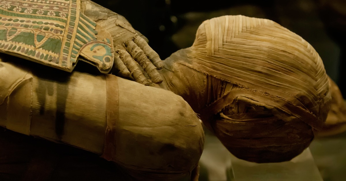 Scientists have studied the mummy of a teenage mother pregnant with twins, found in Egypt: they discovered “fetus decapitation”.  PHOTO