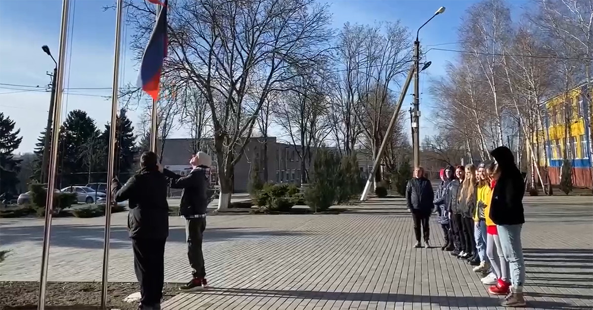 In occupied Mariupol, schoolchildren are forced to raise the Russian flag and sing the national anthem – the city council