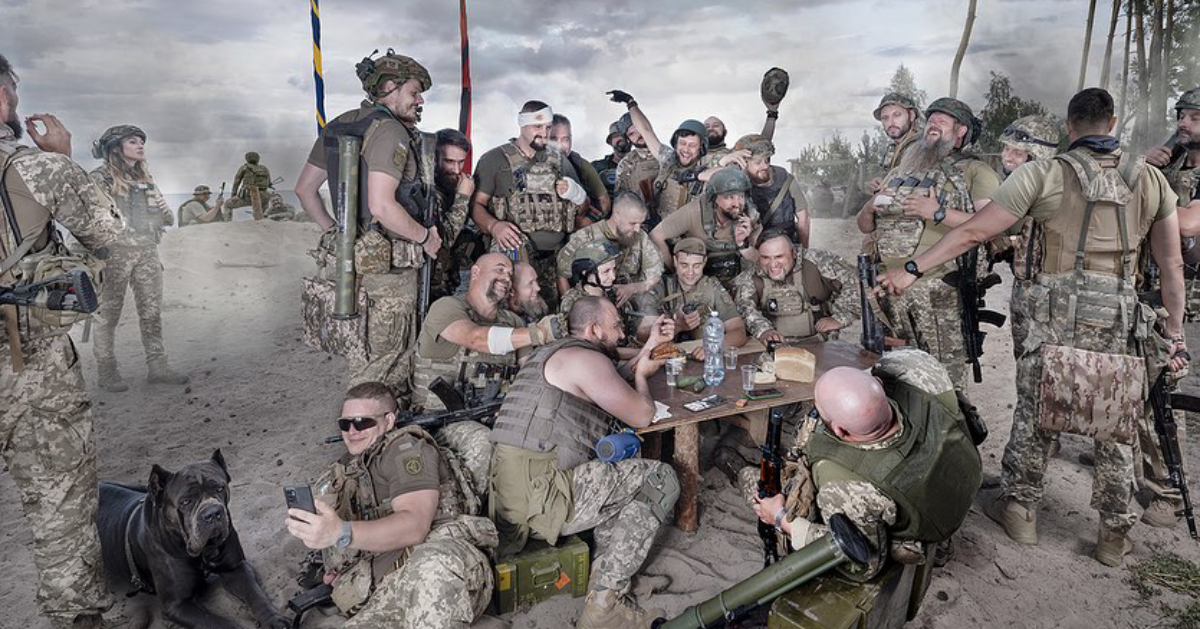 Instead of Cossacks, there are soldiers of the Armed Forces of Ukraine.  An artist from France recreated Repin’s famous painting in a photo