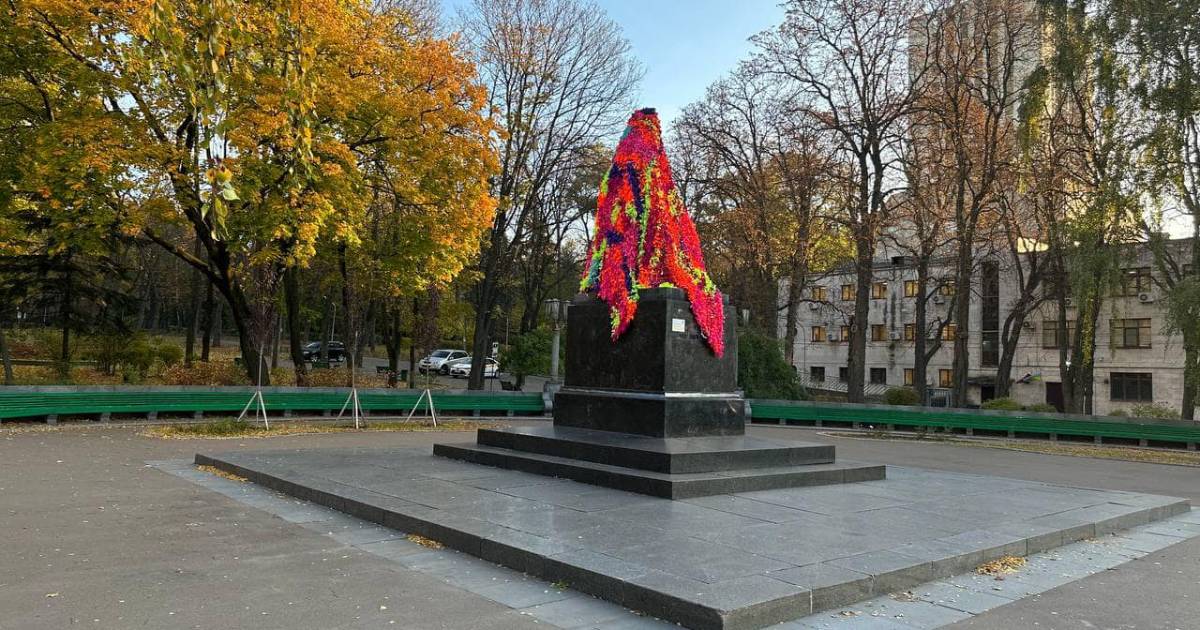 In Kyiv, activists “unmasked” a monument to Pushkin.  PHOTO