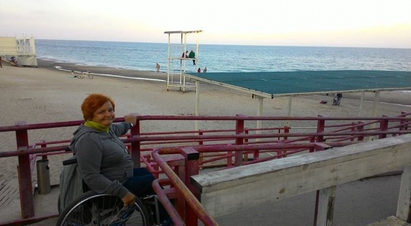 Оксана на спеціальному заїзді для людей на візках до пляжу в Одесі
