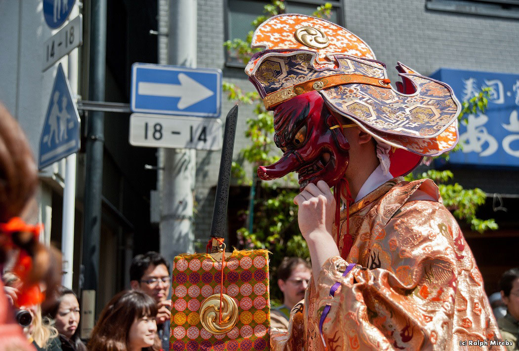 Japan holidays. Хонэн Мацури в Японии. Фестиваль плодородия в Японии. Фестиваль проклятий окутай-Мацури. Мацури праздник в Японии маски.