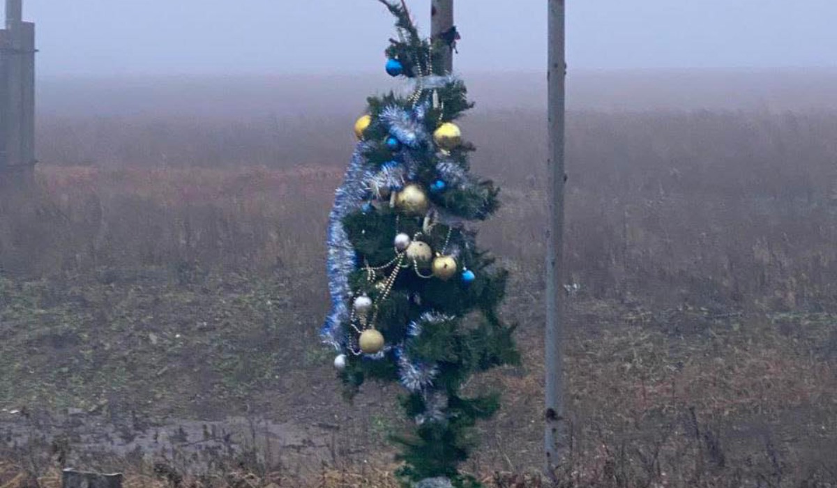 A volunteer installed a Christmas tree 6 km from Bakhmut.  PHOTO