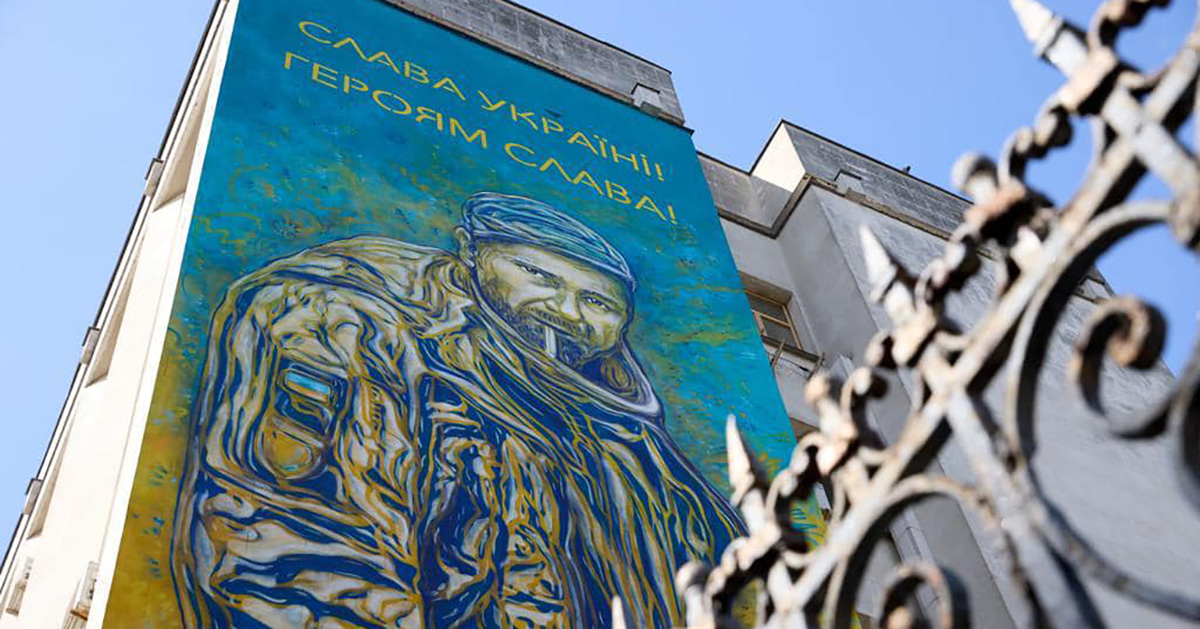 “Glory to Ukraine”: a French artist in Kyiv dedicated a mural to a soldier executed by the Russians