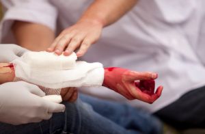 Как быстро заживить рану в домашних условиях?