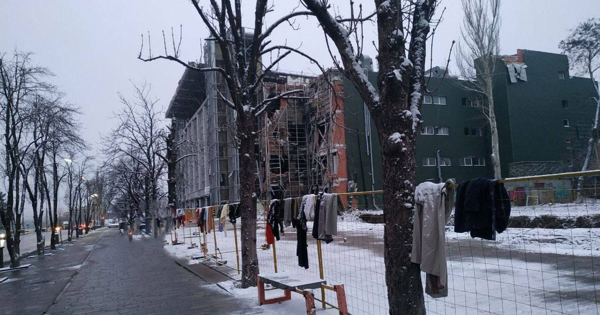 In occupied Mariupol, clothes for the needy were hung up near the former Central Medical Center