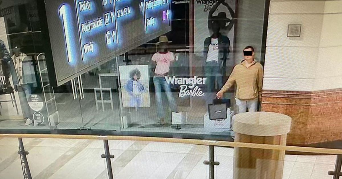 Posing as a mannequin: a man who robbed a store was arrested in Warsaw