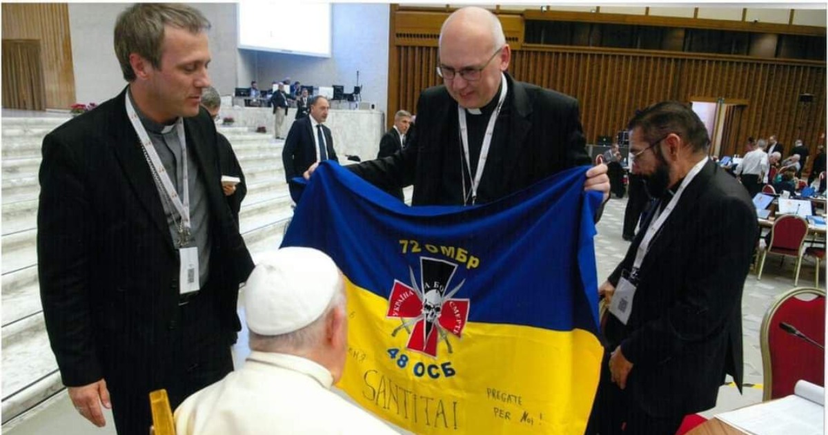 “Holy Father, pray for us”: the flag of Ukraine was handed over to the Pope.  PHOTO