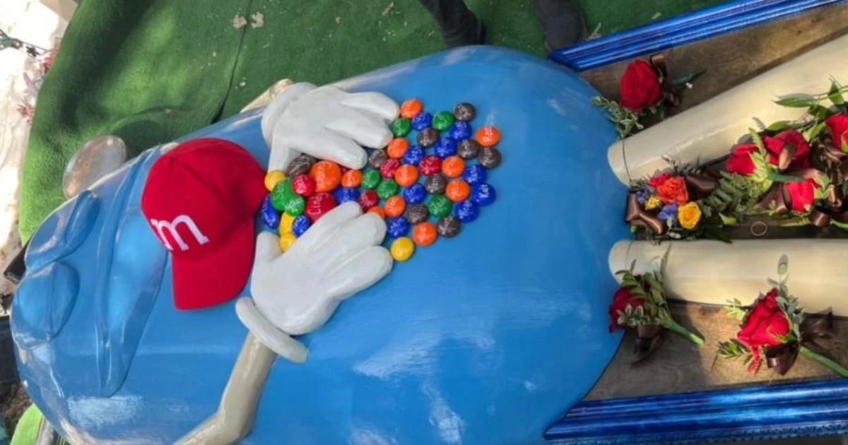 In the US, the family buried the grandmother in a coffin in the style of M&M’s.  PHOTO