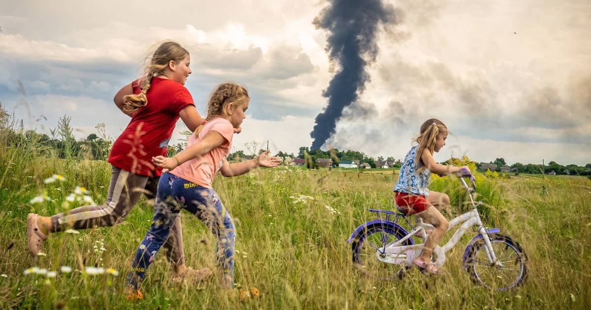 “Under the Dark Clouds of War”: a photo from Ukraine won the UNICEF 2023 Prize of the Year