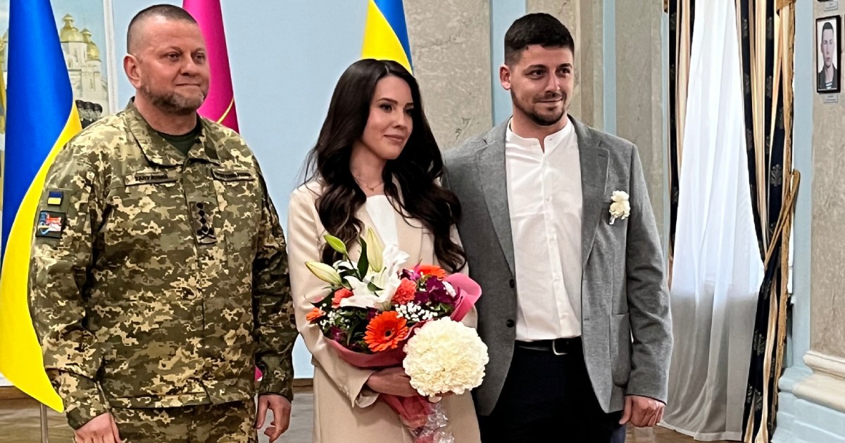 Zaluzhny came to the wedding at the military and painted the lovers.  PHOTO