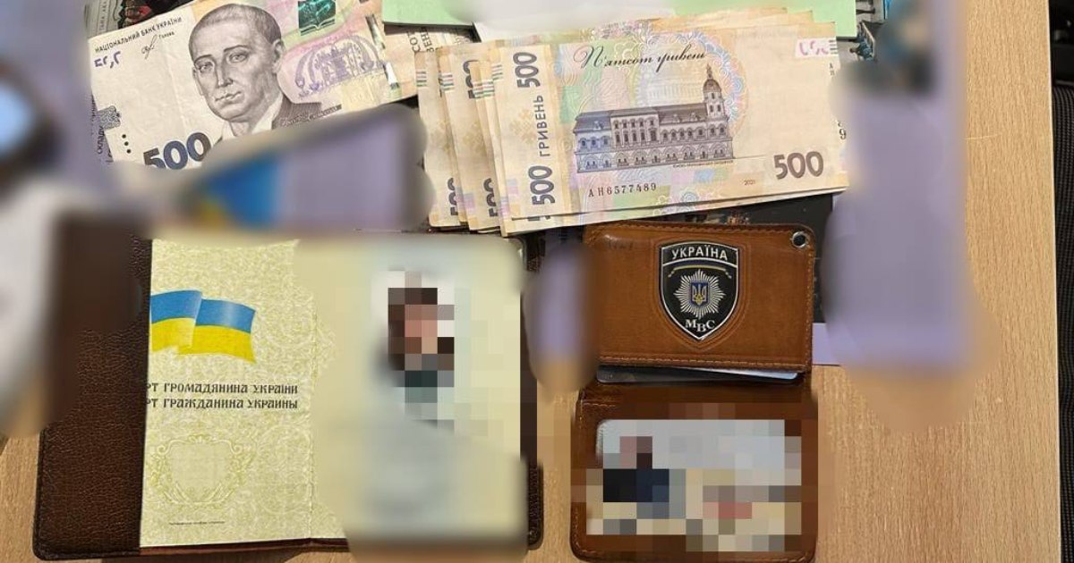 An official of the National Academy of Internal Affairs was exposed for taking a bribe for a “successful session”