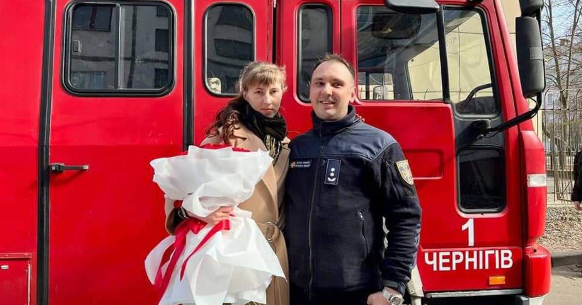 A rescuer from Chernihiv Oblast confessed to his beloved under the pretext of a fictitious fire.  PHOTO