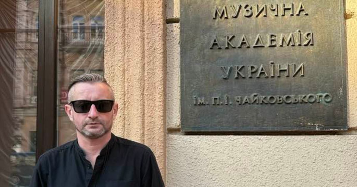 Again, nothing is hinted at: Zhadan took a picture with the Tchaikovsky Conservatory