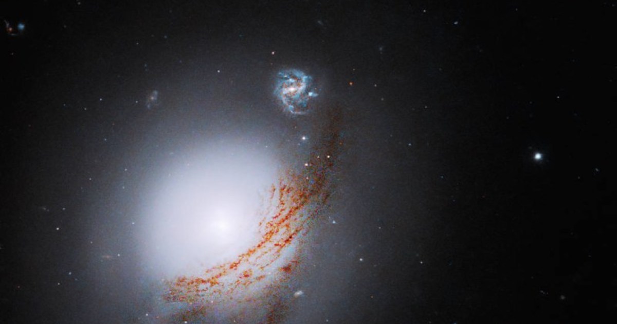 The Hubble telescope photographed a rare glowing galaxy.  PHOTO