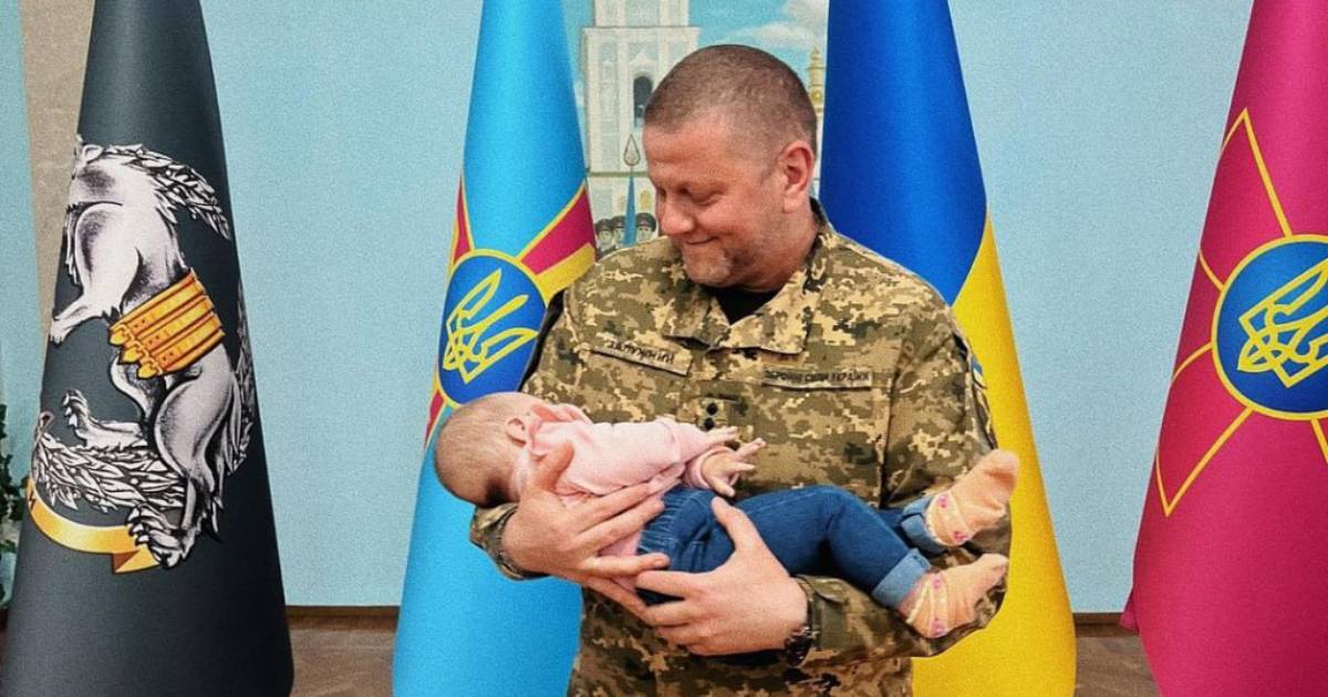 “This is for peace”: an officer of the Armed Forces of Ukraine showed her 5-month-old daughter in Zaluzhny’s arms.  PHOTO