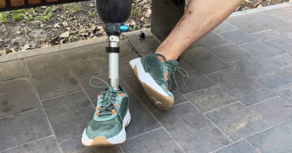 The story of a 29-year-old soldier who lost a limb, but returns to the army