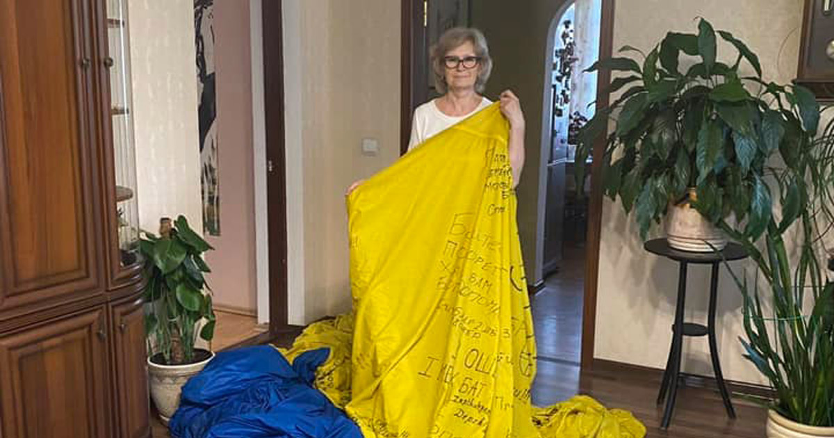 The one near the Motherland: how a woman from Kyiv saved a 16-meter flag brought from Kramatorsk