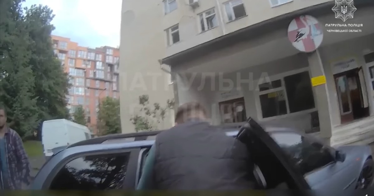 In Chernivtsi, patrolmen helped a pregnant woman get to the delivery room.  VIDEO