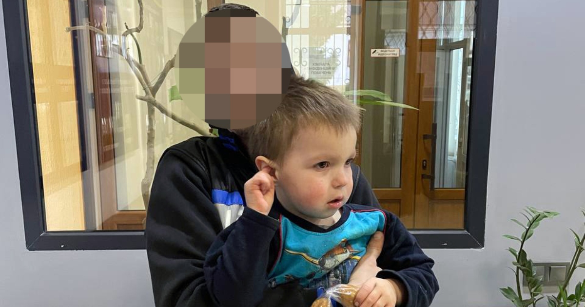 In Rivne, a 3-year-old boy left home while his father was in the store: the police made a report
