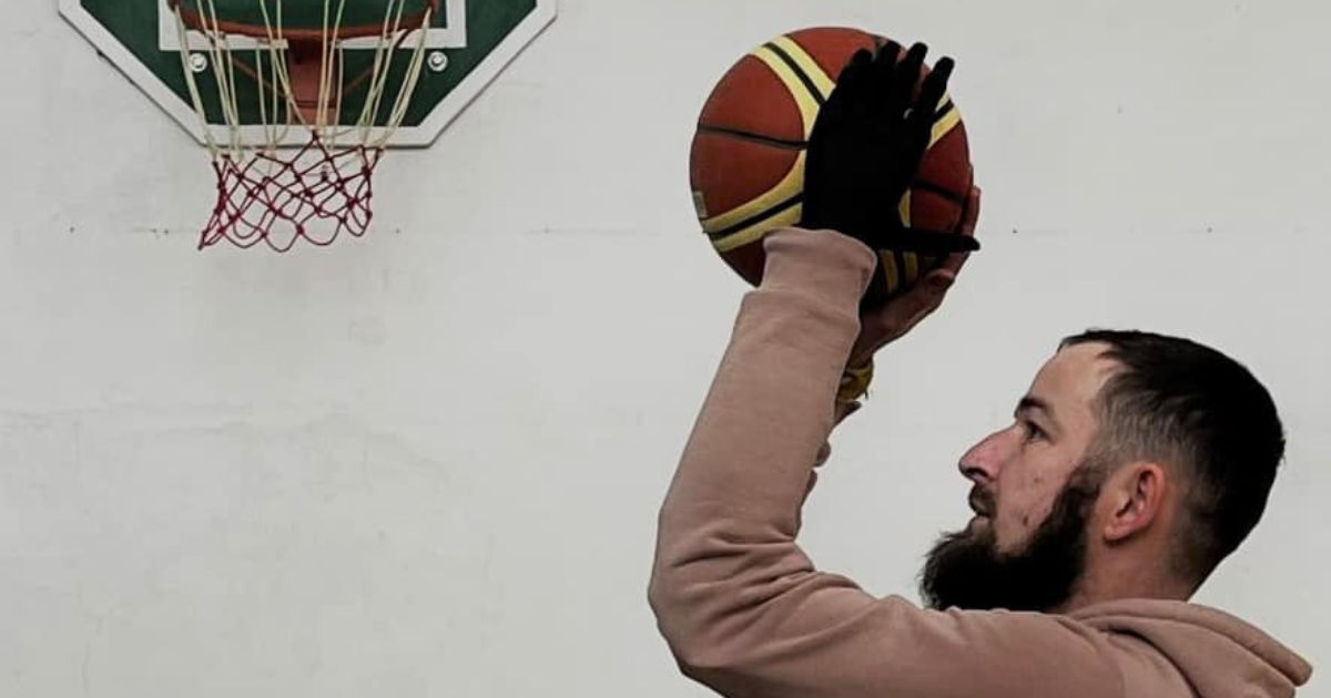 Dropped a “three-pointer” with a bionic prosthesis: the story of a physical education teacher who lost an arm at the front