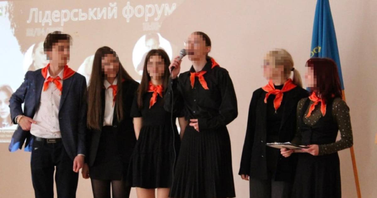 In Kyiv, schoolchildren performed in a form similar to a pioneer: what happened
