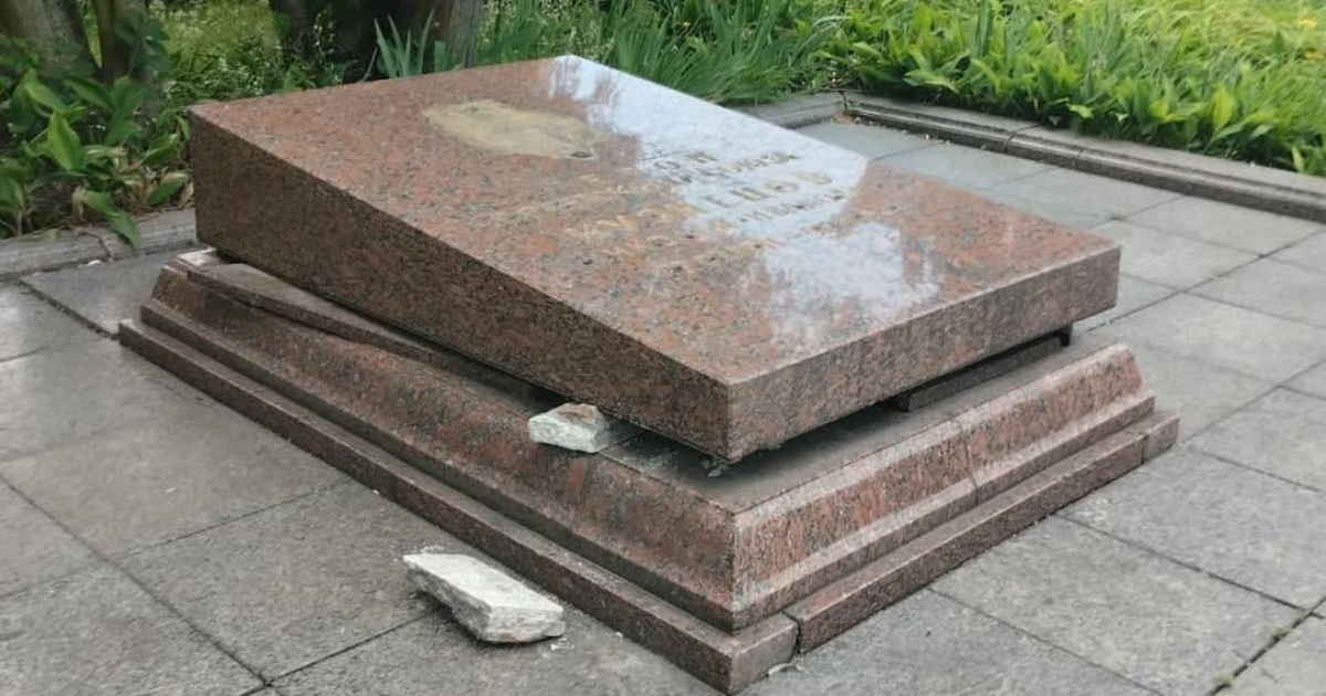 A man who tried to steal the ashes of an NKVD agent from a grave was fined in Lviv