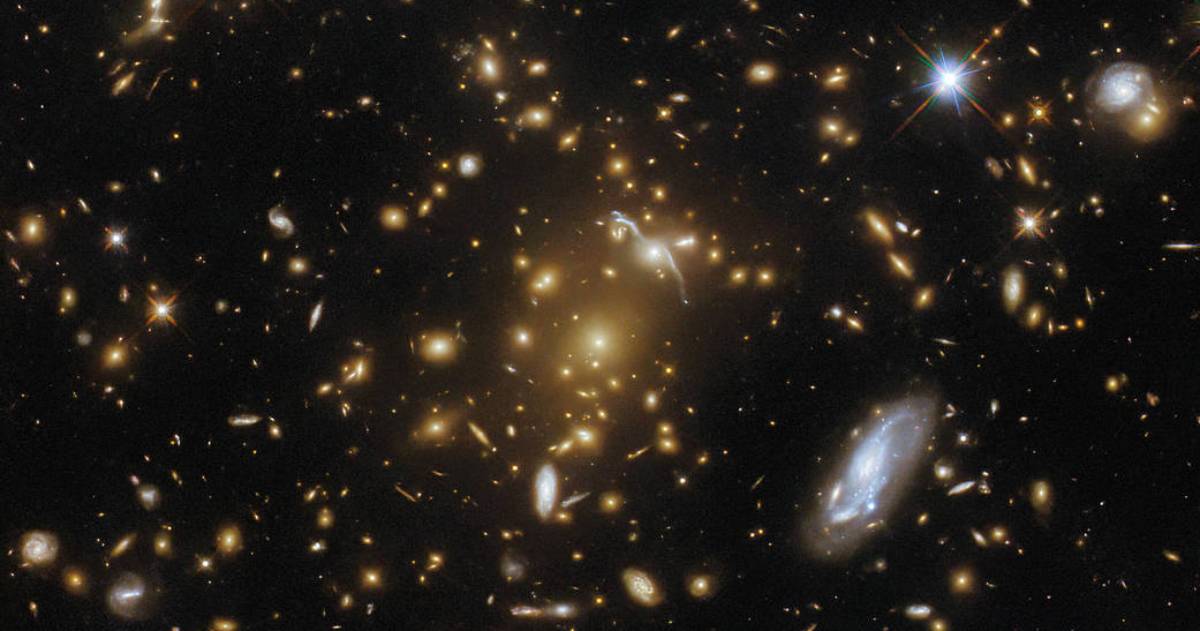 The Hubble telescope photographed a cluster of galaxies that distorts space-time.  PHOTO