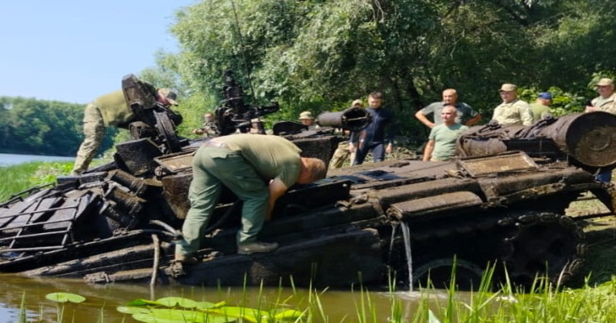One more for the Armed Forces: sapper divers pulled out a Russian tank from the Desna River.  PHOTO