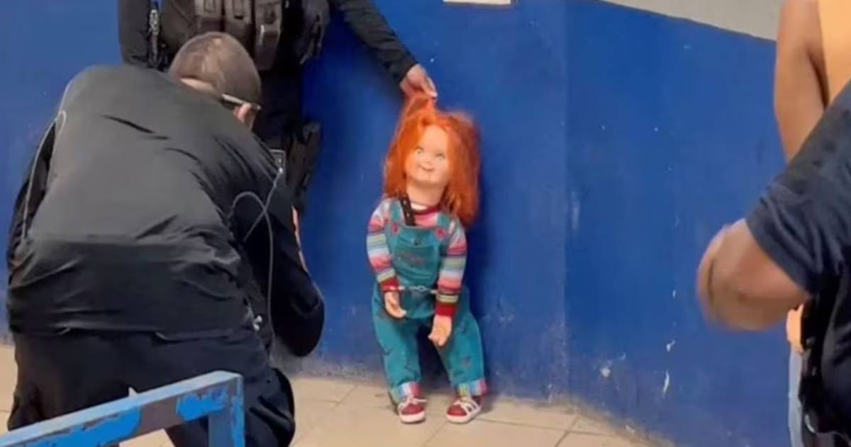 A puppeteer and his “demon toy” Chucky were arrested in Mexico: both were handcuffed.  VIDEO