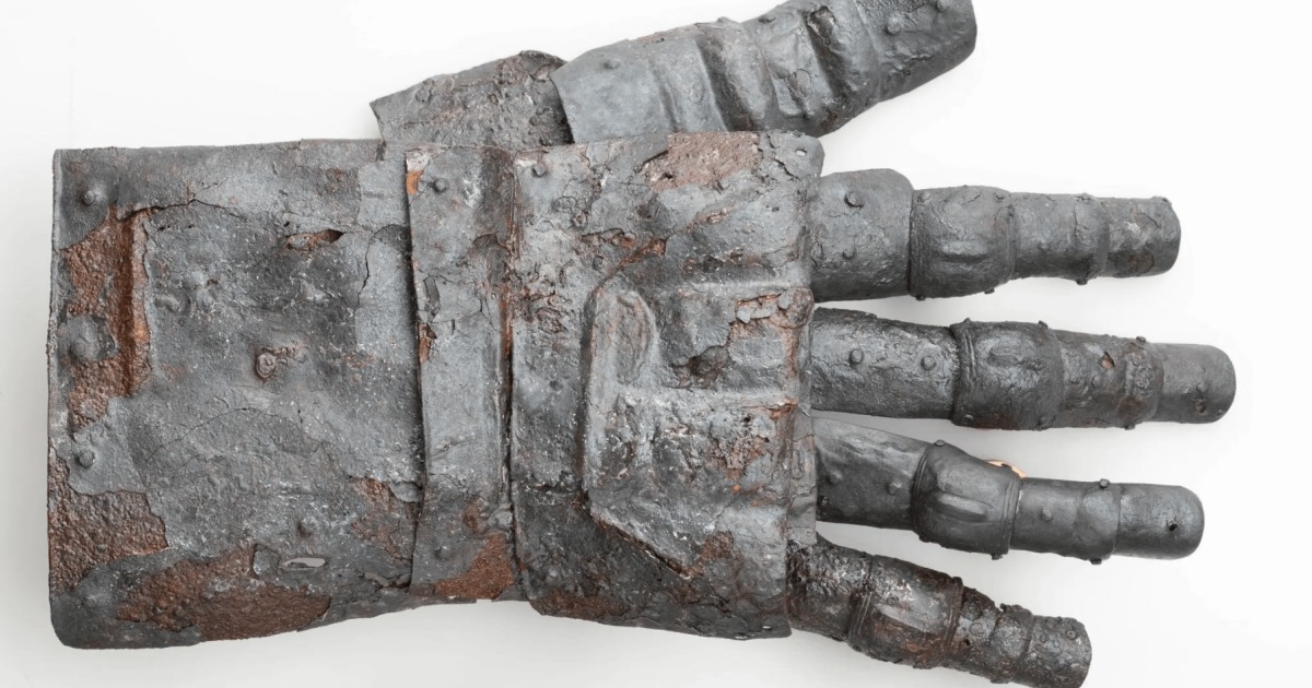 Archaeologists have discovered a fully preserved armored glove of the 14th century in Switzerland – photo