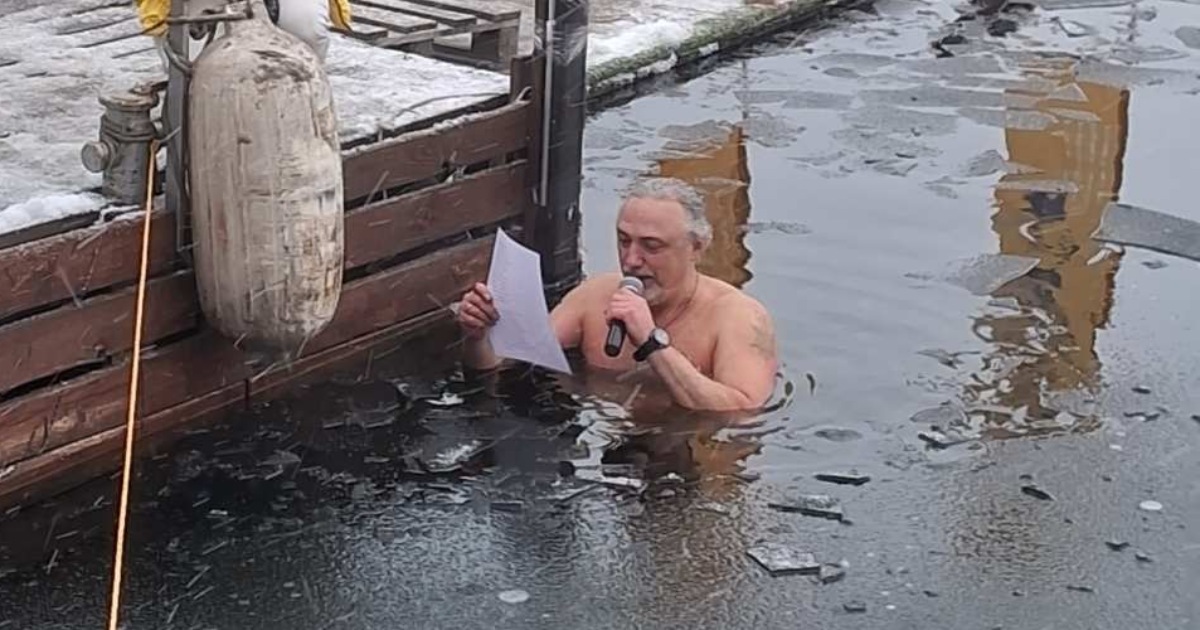Record at Vodochreshche: in Kyiv, a man spent more than 30 minutes in cold water, reading poems
