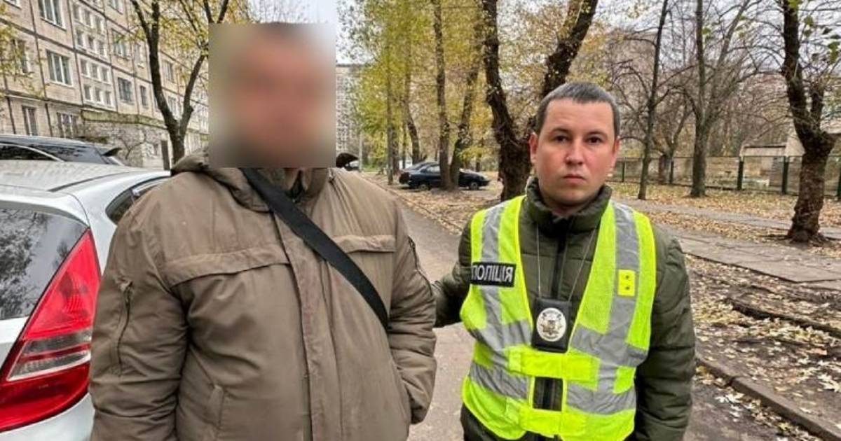 Threatened through Ukrainian: in Kyiv, a drunken man cursed and poured beer on a passer-by with a child