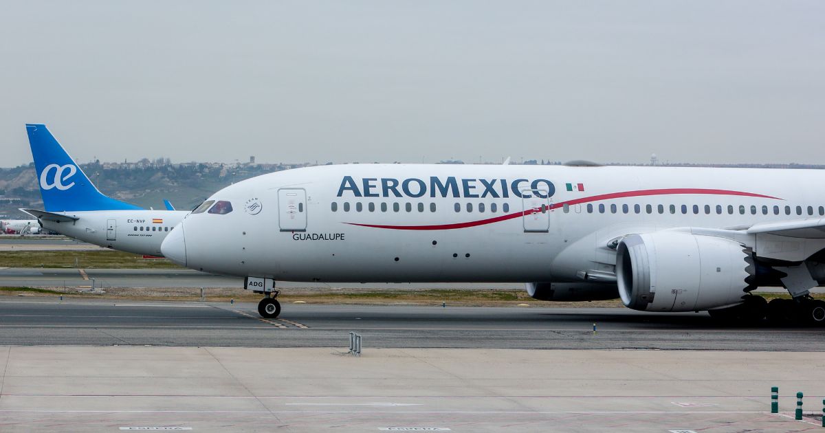 In Mexico, the passenger of the plane who opened the emergency door and went out on the wing was arrested