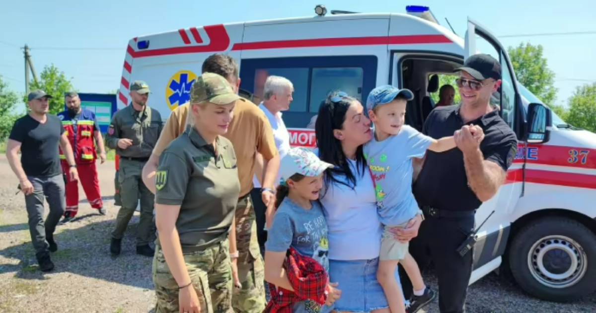 10-year-old Varvara and 6-year-old Renat met their mother for the first time after Russian captivity.  VIDEO