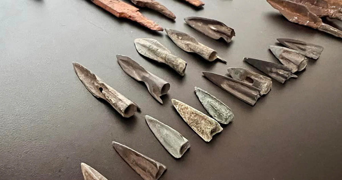 Kyiv customs officials discovered a hundred archaeological artifacts in the postal shipment