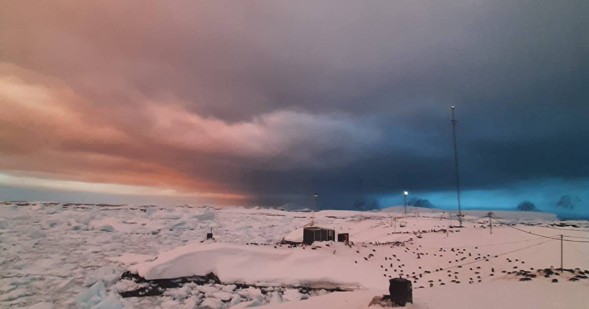 The polar explorers showed the sky over Antarctica at dawn.  PHOTO