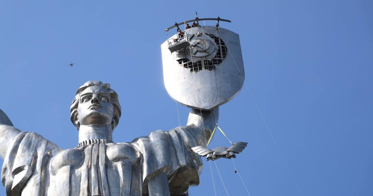 The second part of the Soviet coat of arms was dismantled from the “Motherland”.  PHOTO