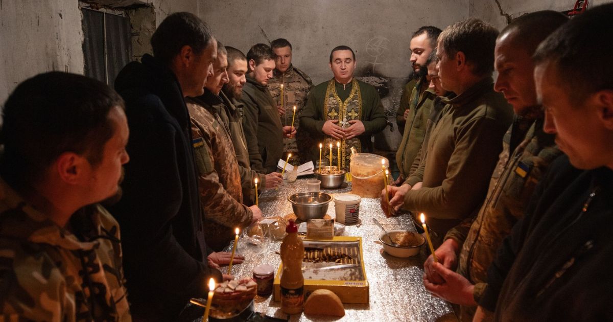 Holy dinner in the middle of the field and a tank decorated with garlands: a photo of Christmas on the front line