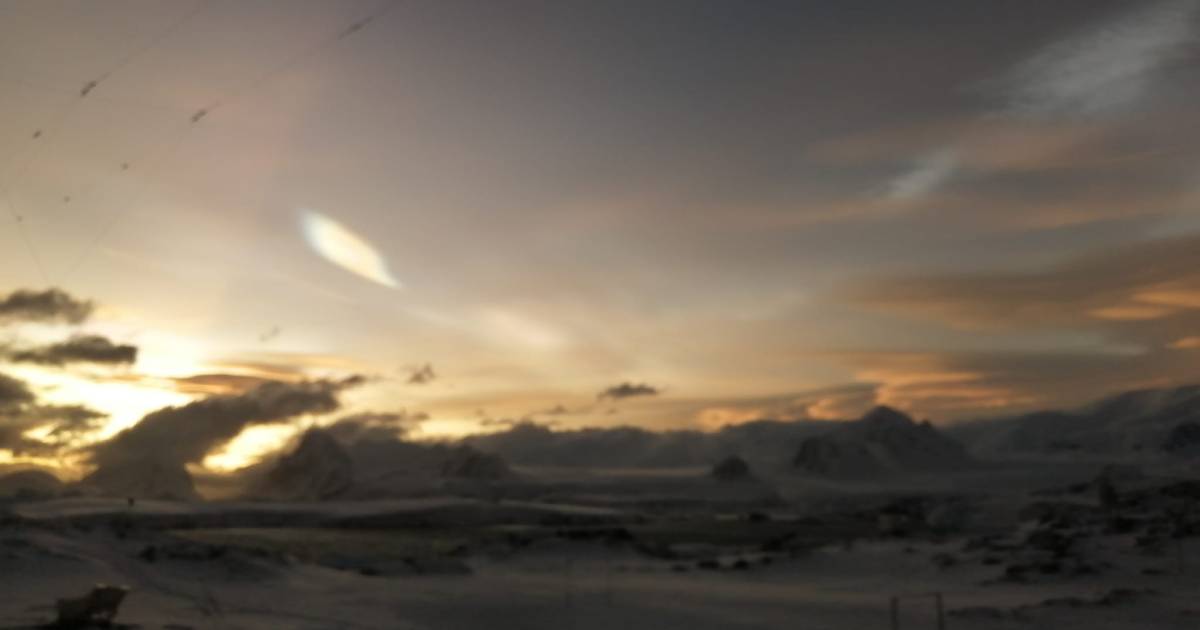 Pearly clouds and a pink “UFO”: Ukrainian polar explorers recorded an unusual natural phenomenon.  PHOTO